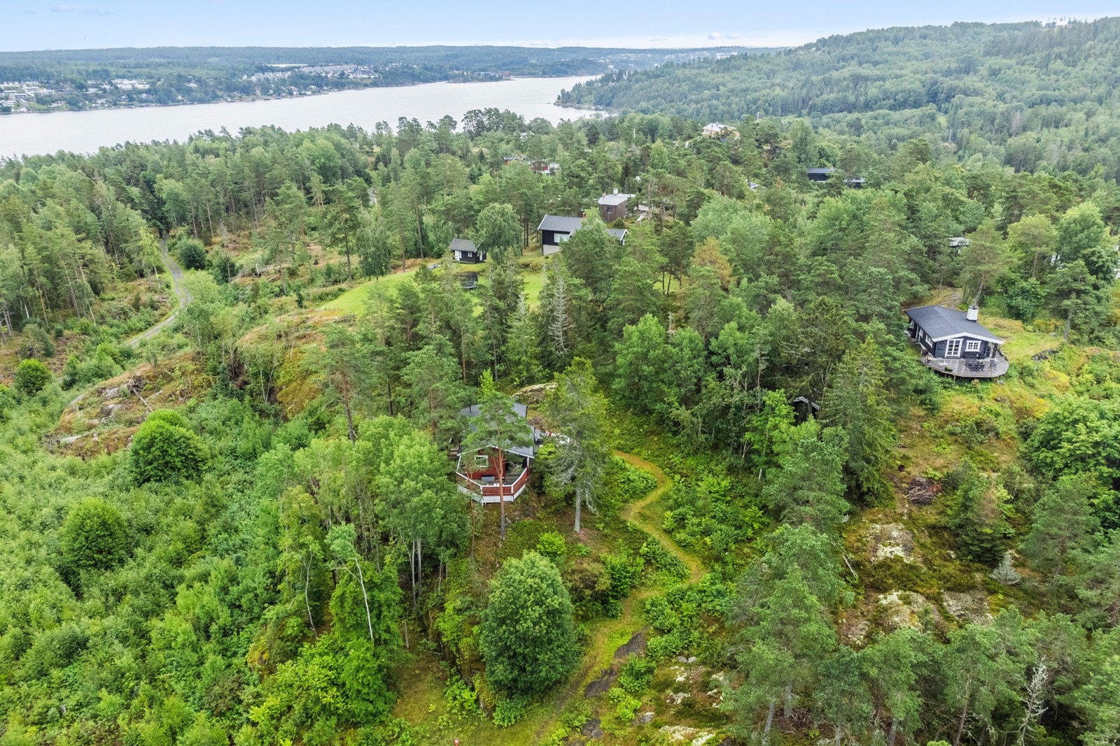 Tomten er i hovedsaklig naturtomt. Normale sol og lysforhold. Det er sol rundt hytta hele dagen i følge selger. Galleribilde
