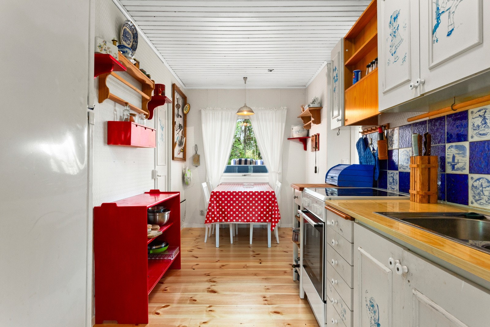 Kjøkkenet er av eldre enkel standard. Benkeplaten er av laminat. Galleribilde