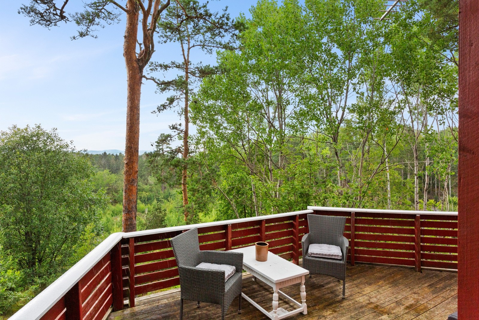 Utvendige terrasse som går rundt store deler av hytta. Galleribilde