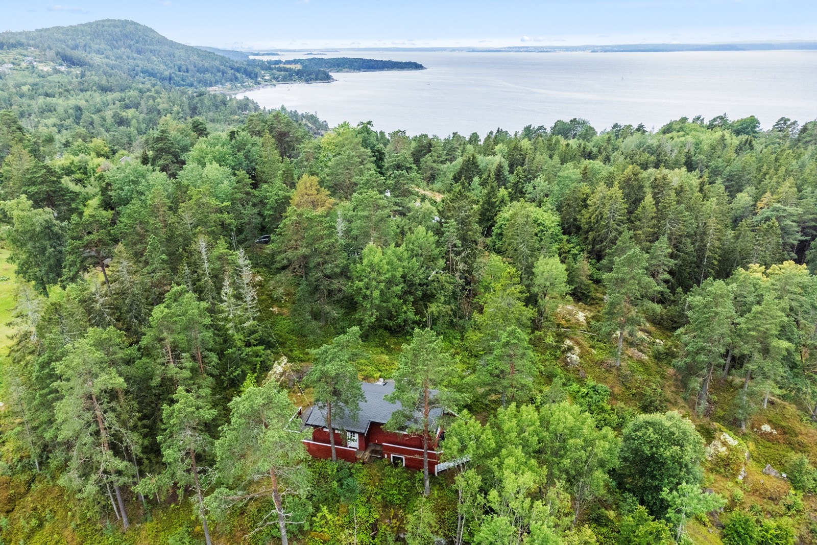 Svært fredelige omgivelser nord på Jeløy Cirka 15 min. til sentrum av Moss Gangavstand til badestrand i Singelbukta Umiddelbar tilgang til store turområder. Galleribilde