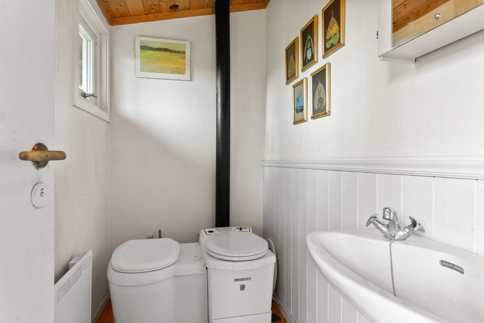 Rommet består av forbrenningstoalett av typen Cinderella Classic fra 2012, servant med egen varmtvannsbereder. Varmtvannsbereder er fra 2021. Galleribilde