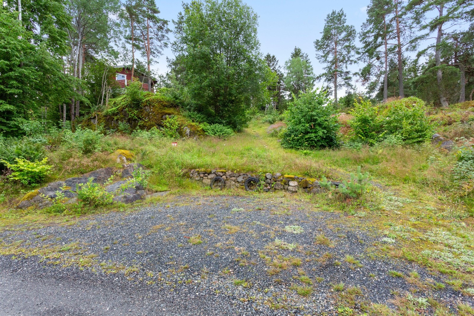 Eiendommen har opparbeidet parkering utenfor tomtegrense. Galleribilde