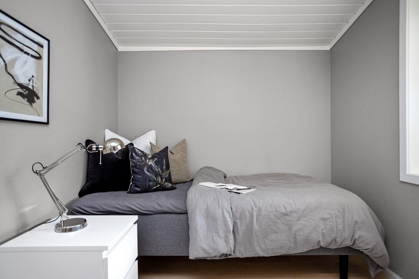 Soverommet i hovedetasjen er praktisk plassert, på nord-vest hjørnet av huset og tett på bad og toalettrom. Galleribilde