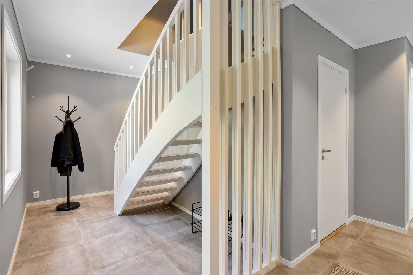 Fra gangen ledes man via åpent trappeløp opp til hjemmets 2. etasje, mens entreèn leder inn til alle rommene i 1. etasje. Fra gangen ledes man via åpent trappeløp opp til hjemmets 2. etasje, mens entreèn leder inn til alle rommene i 1. etasje. Galleribilde