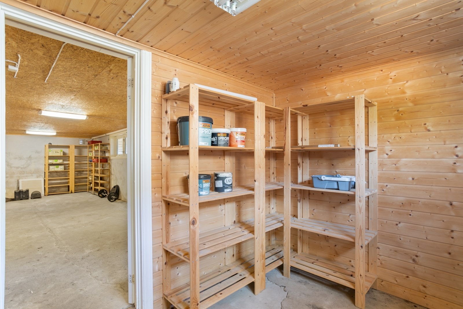 Kjelleretasjen har utvendig inngang og inneholder tre boder/lagringsrom av varierende størrelse. Galleribilde