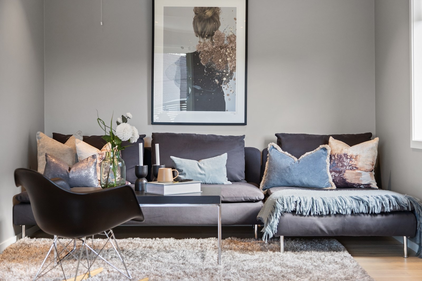 Innvendige overflater som gulv, innervegger og himlinger er i stor utstrekning fornyet i perioden 2022 - 2024 i både 1. etasje og 2. etasje. Galleribilde