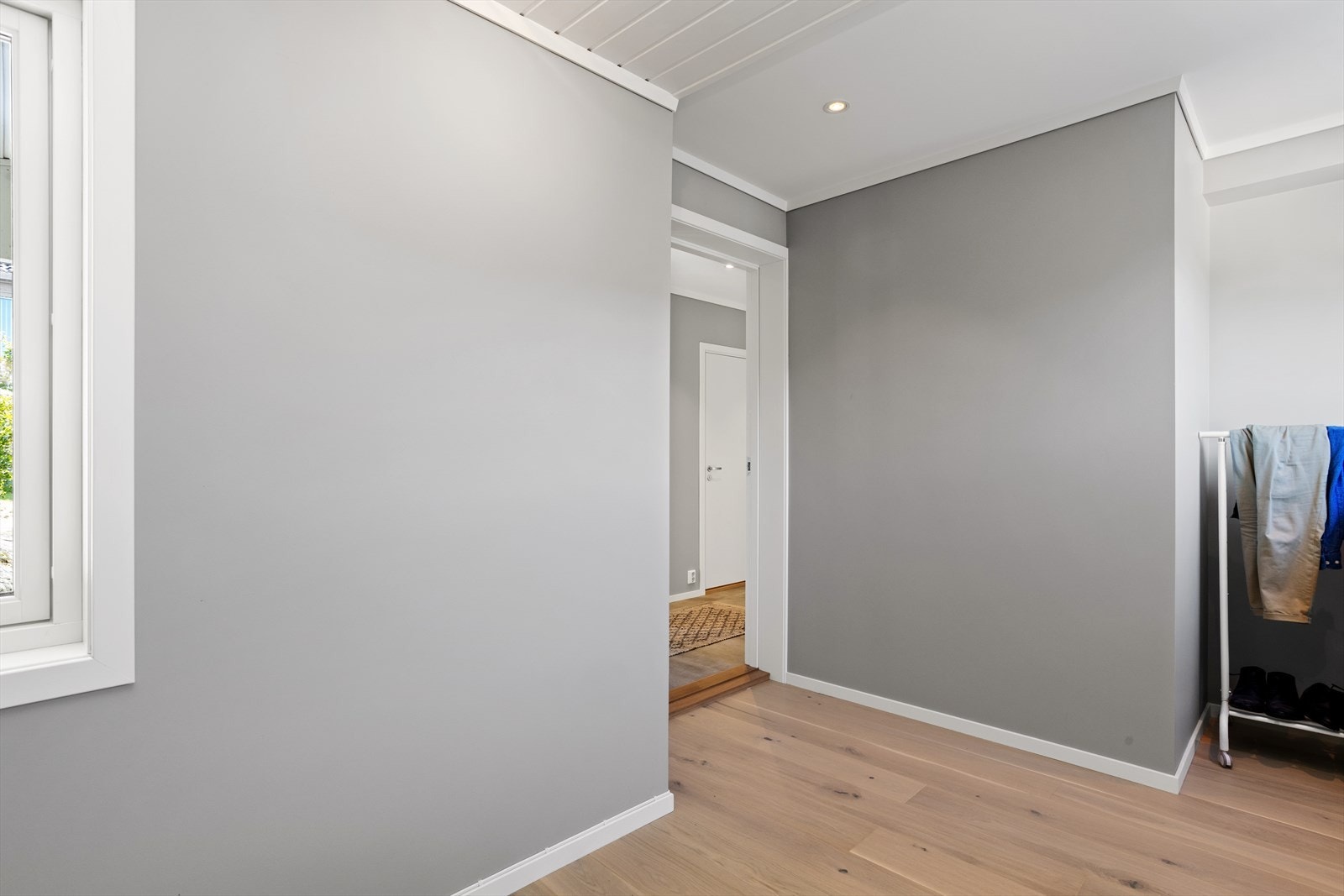 Store deler av rommet utgjør en bygningsmessig utstikker, og det er vindu mot både syd og nord hvor det sørges for godt med naturlig dagslys. Galleribilde