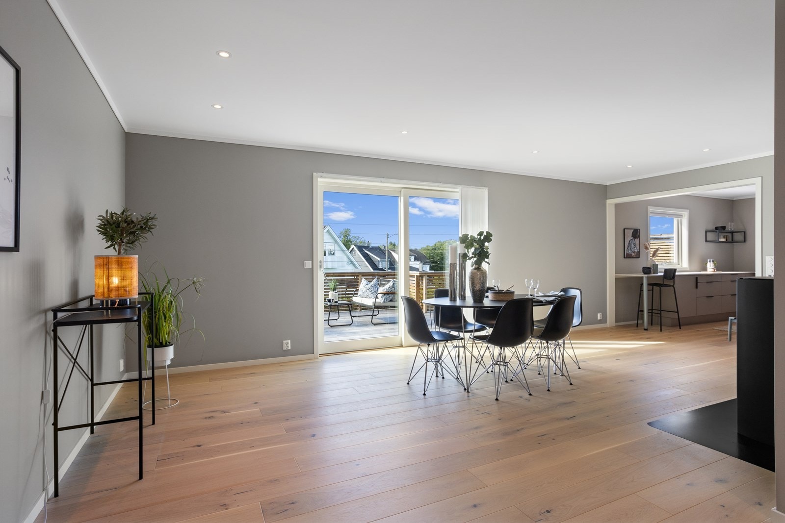 Skyvedørene mot vest gir også en suveren nærkontakt med den store vestvendte terrassen. Galleribilde