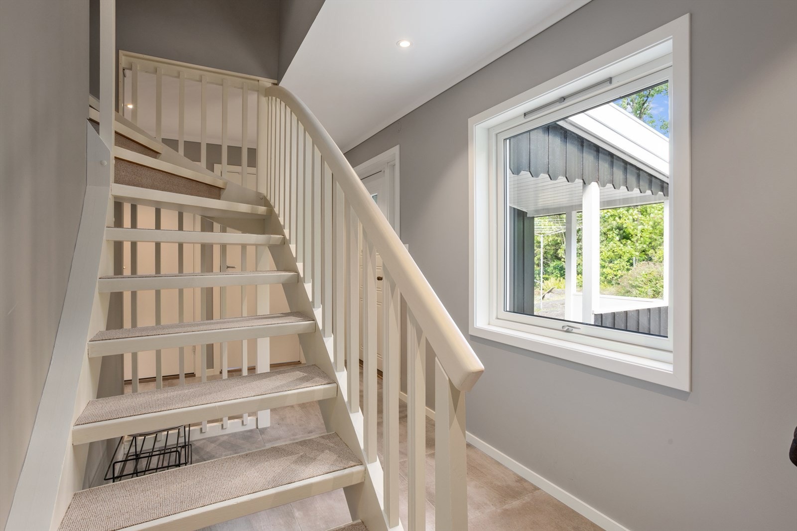 Fra gangen i 1. etasje ledes man via åpent trappeløp opp til hjemmets 2. etasje. Galleribilde