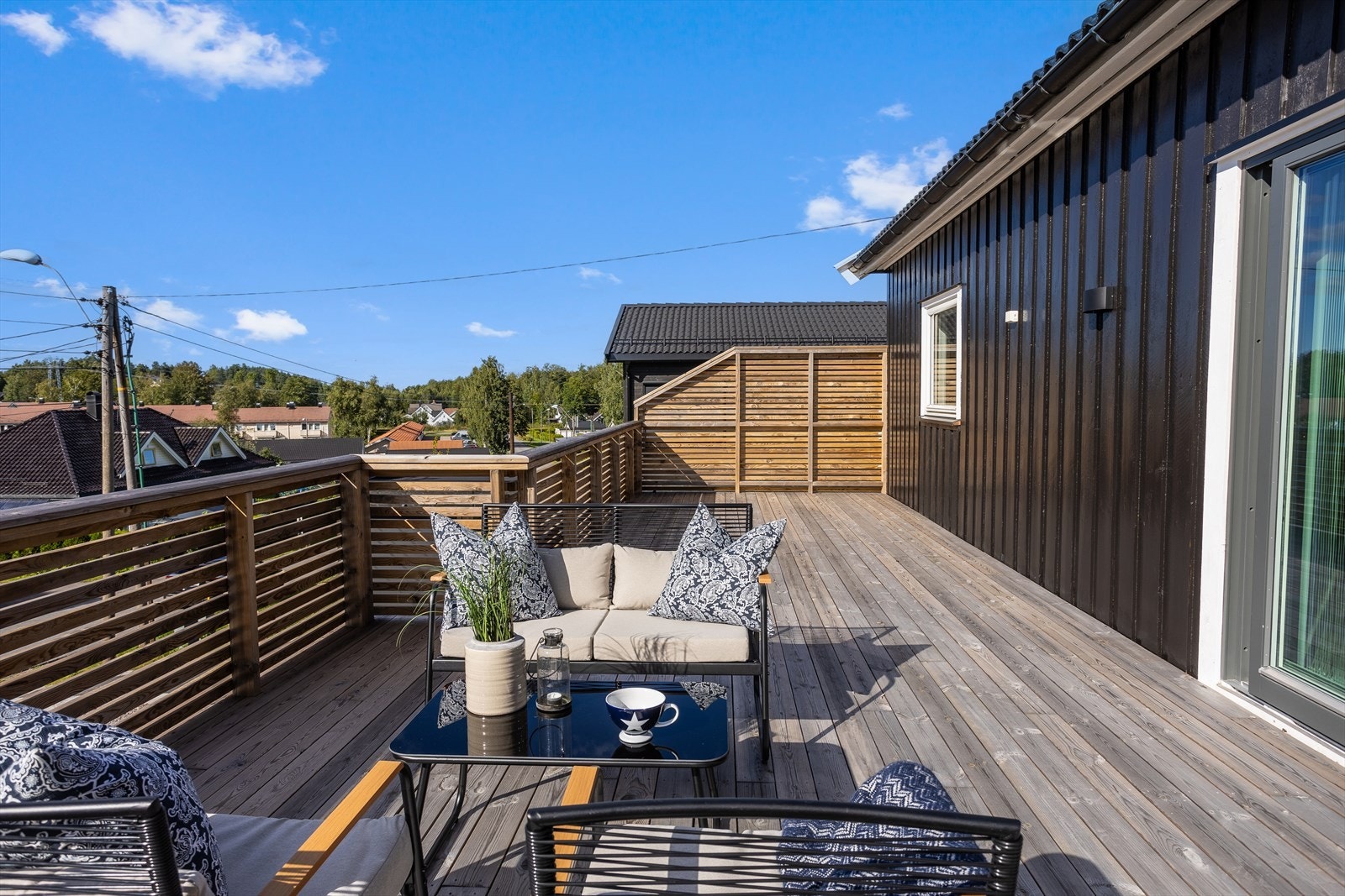 Terrassen er delvis bygget over underliggende kjellerbod, med takkonstruksjon i betong. Galleribilde