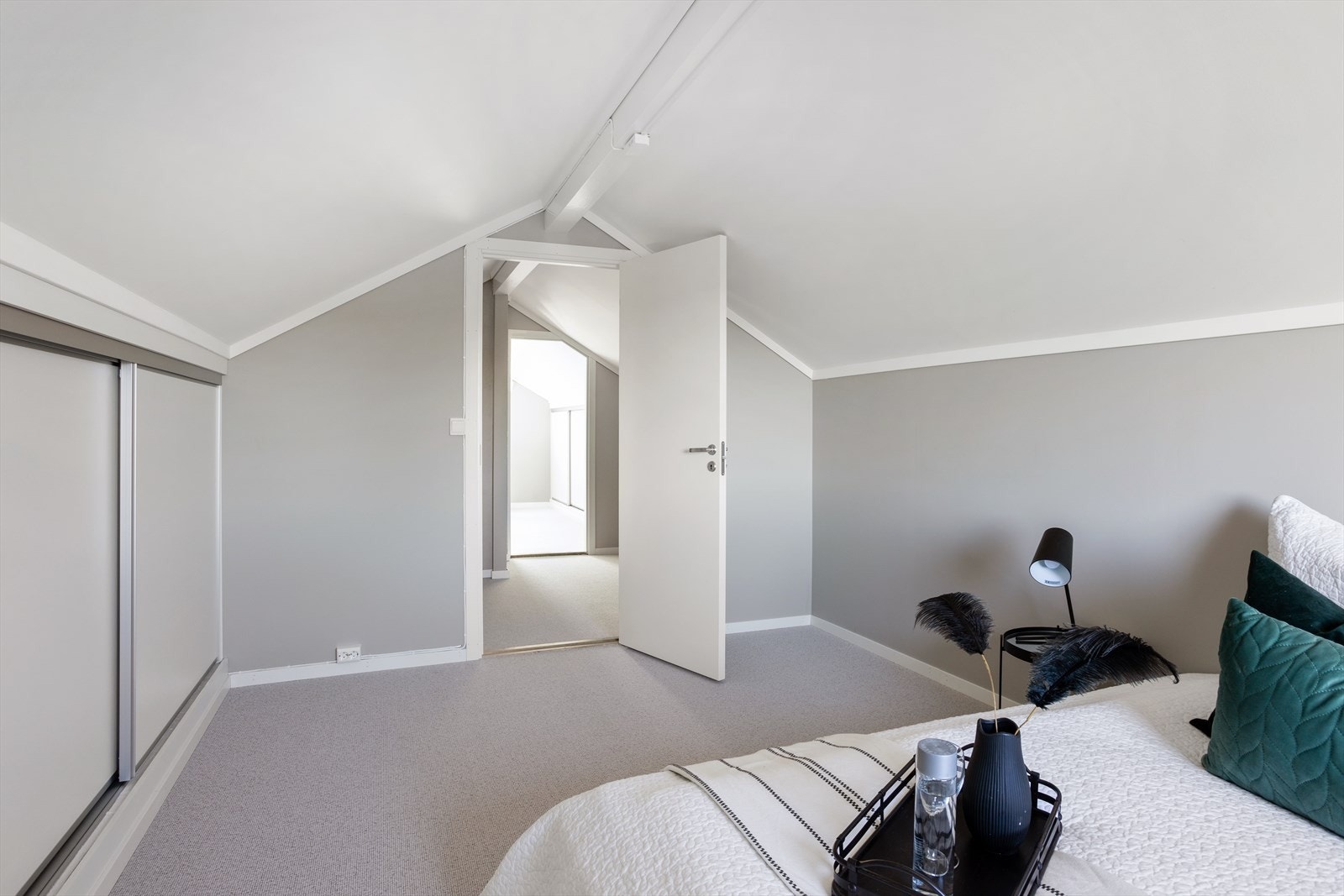 De to soverommene på øverste etasjeplan ligger på hver sin side av trappegangen med henholdsvis gavlvindu mot syd og mot nord. Galleribilde