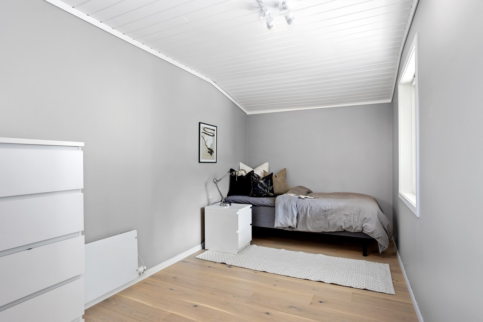 Som i øvrige rom som ikke er fliselagt, er det også her en stavs eikeparkett. Galleribilde