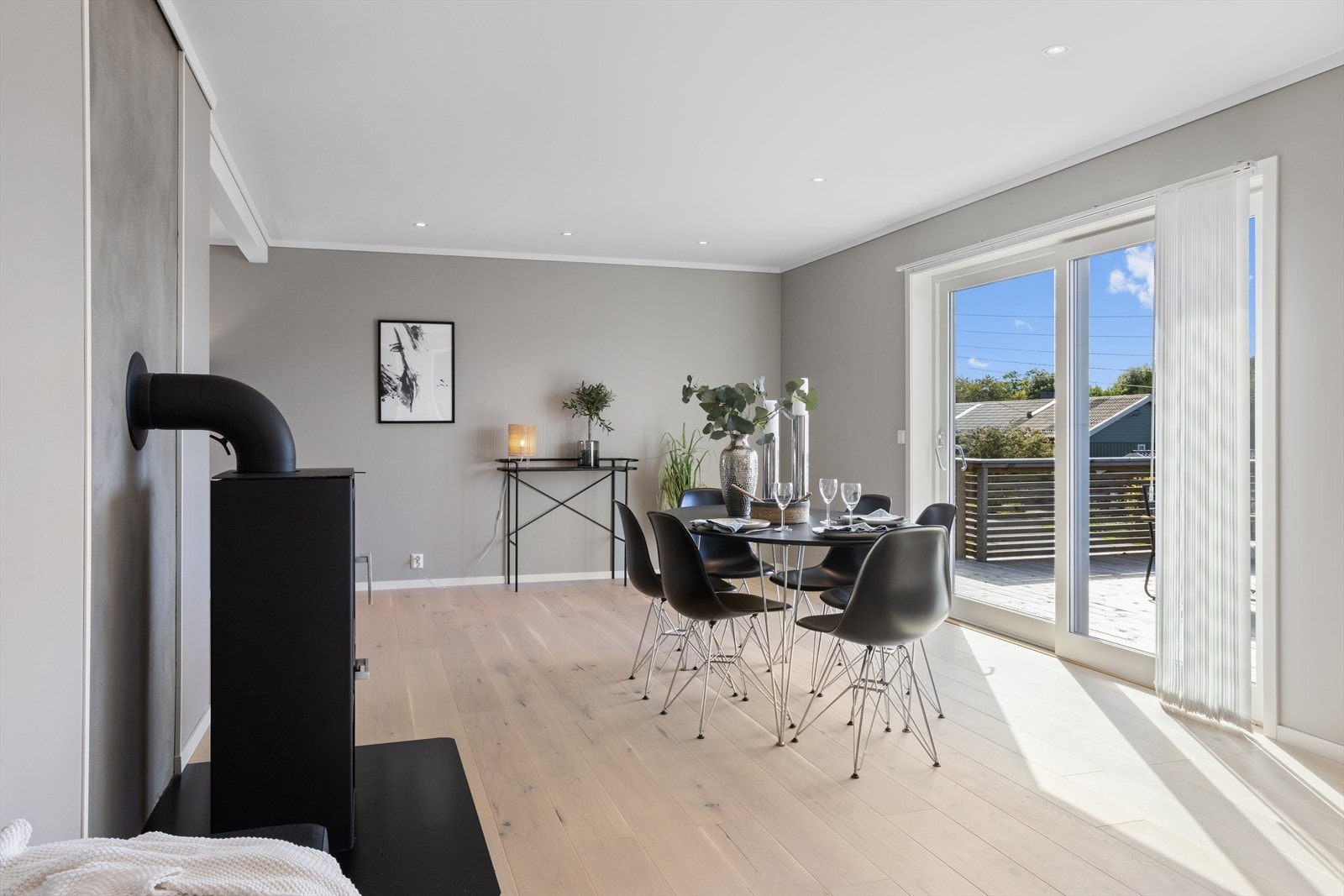 Stuen og spisestuen er et romslig rom hvor store og dels dype vindusflater gir masse lys, forsterkende romfølelse og flott lysinnfall av naturlig lys hele dagen. Galleribilde