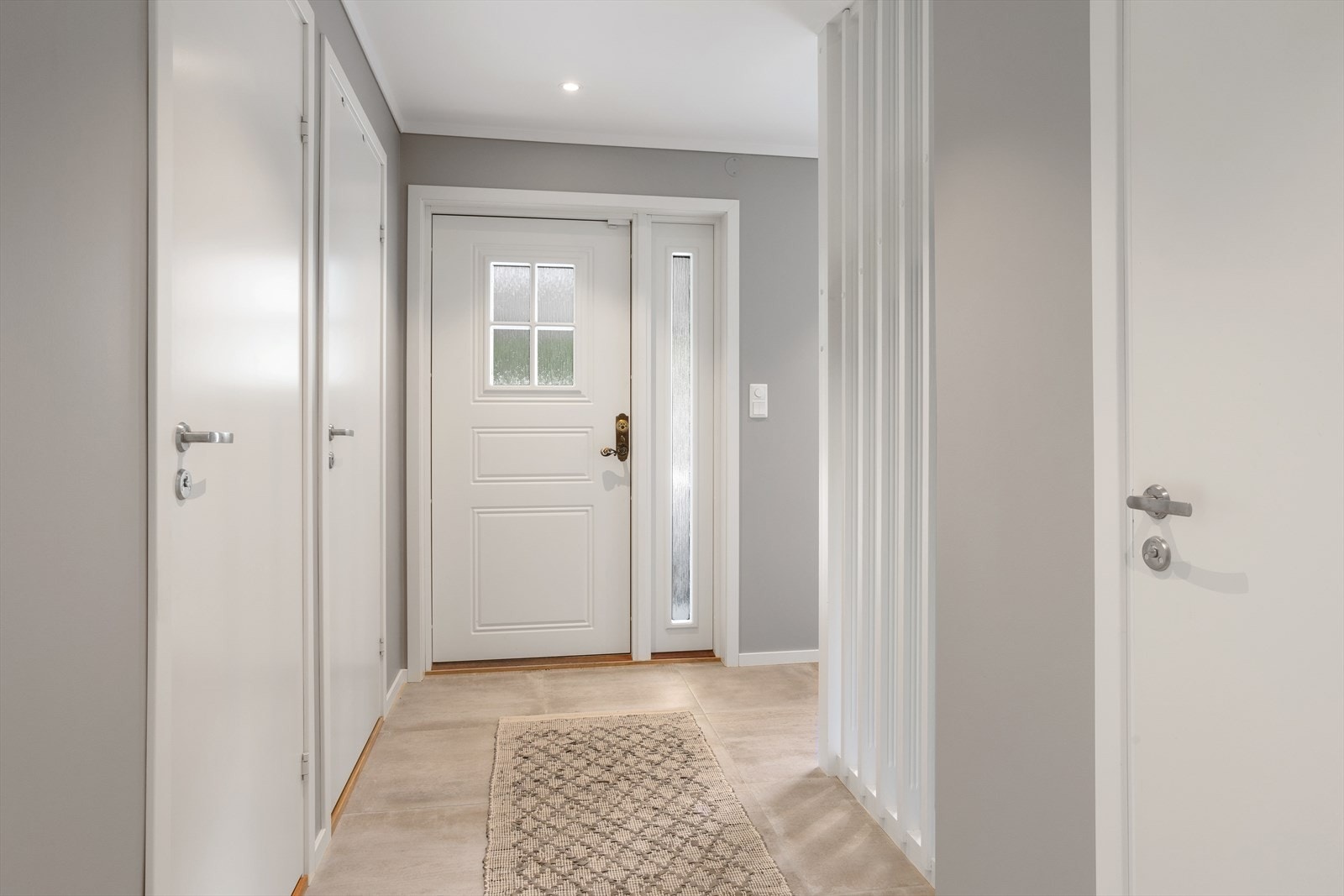 Naturlig dagslys slippes inn fra stort vindu i gangen i tillegg til fra både sidevindu og vindu i hovedinngangsdøren. Galleribilde