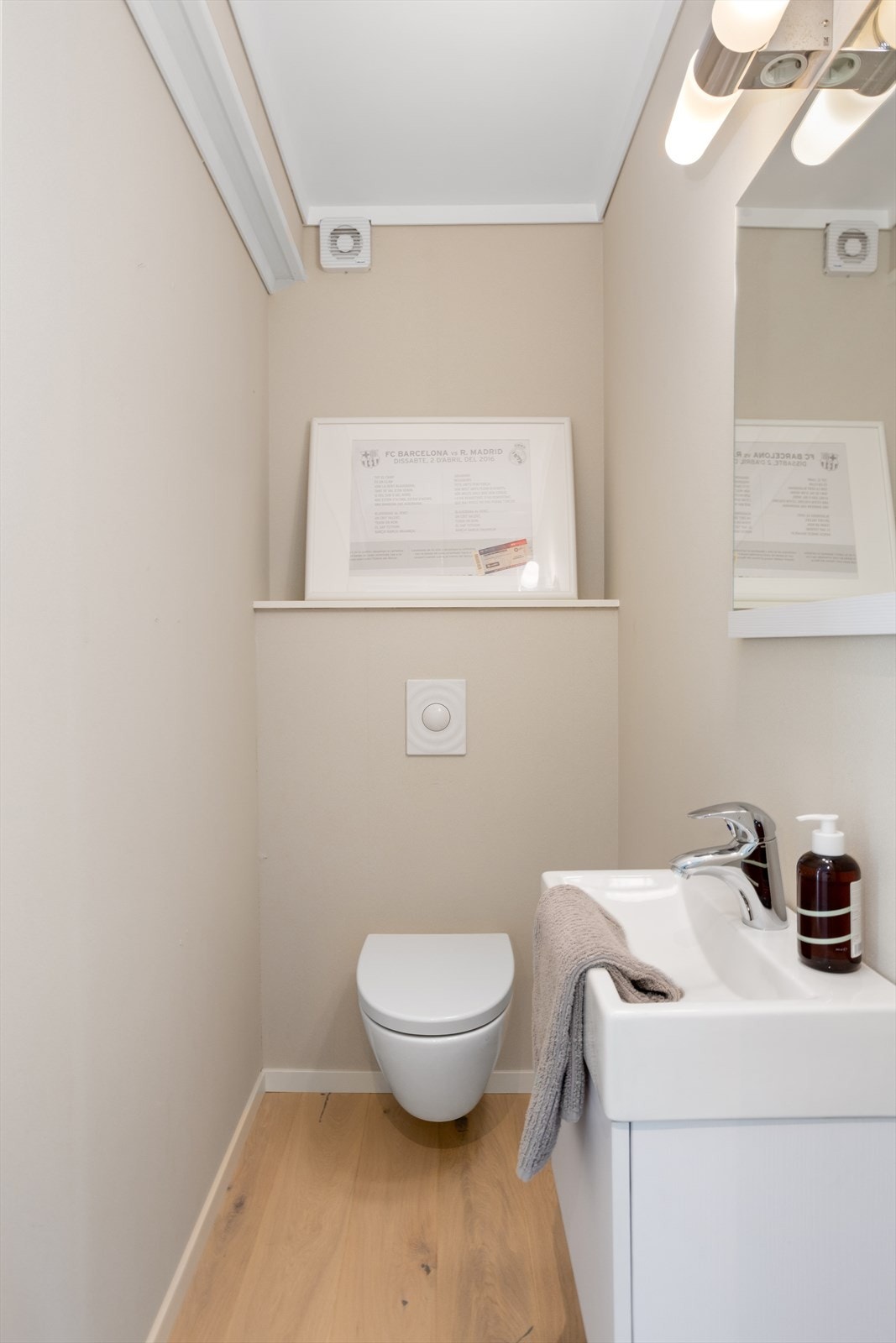 Gjestetoalettet ligger nærmest entreèn, vegg-i-vegg med vaskerommet og vis a vis baderommet som også har toalett. Galleribilde