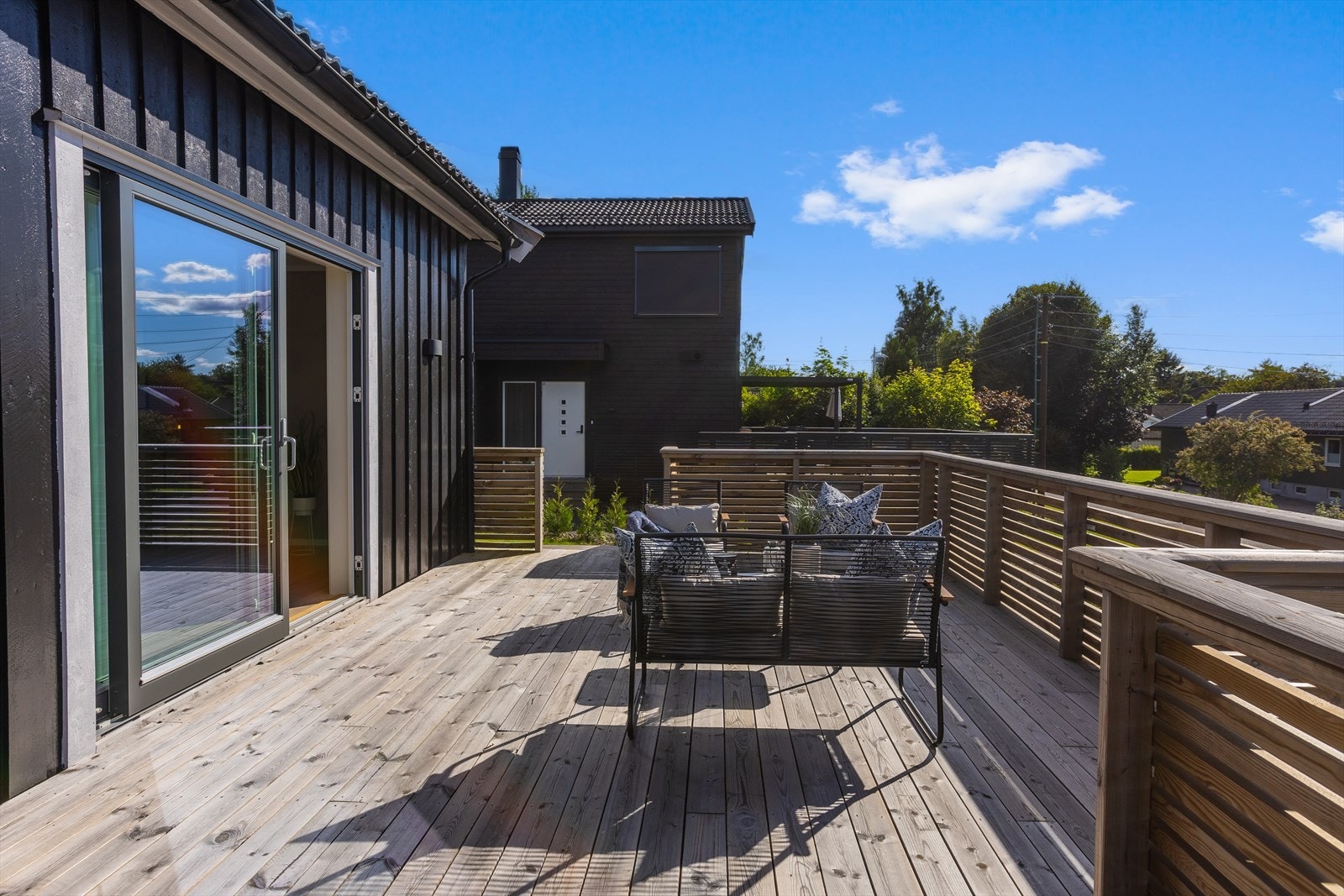 På vegne av eier og Eiendomsmegler 1 I Z-eiendom ved eiendomsmegler Jesper Snekkestad ønskes du velkommen. Galleribilde