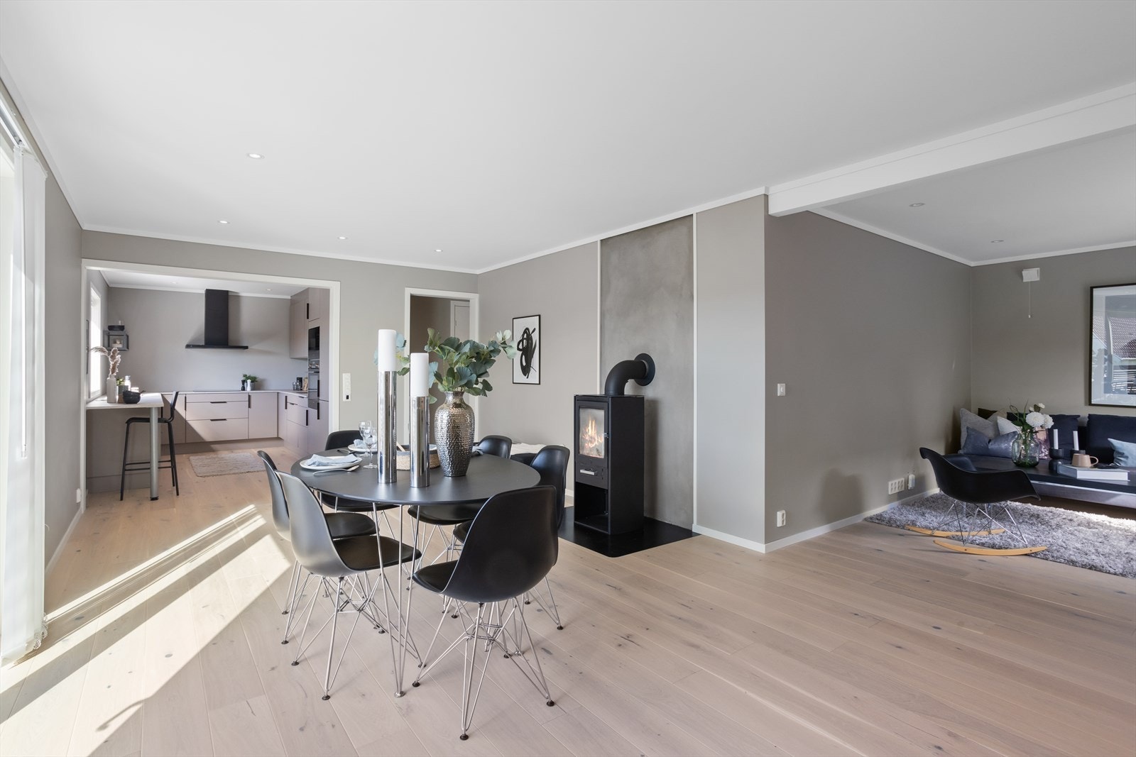 Hjemmet fremstår moderne og stilsikkert med utstrakt bruk av et lyst, moderne og helhetlig interiørvalg. Galleribilde