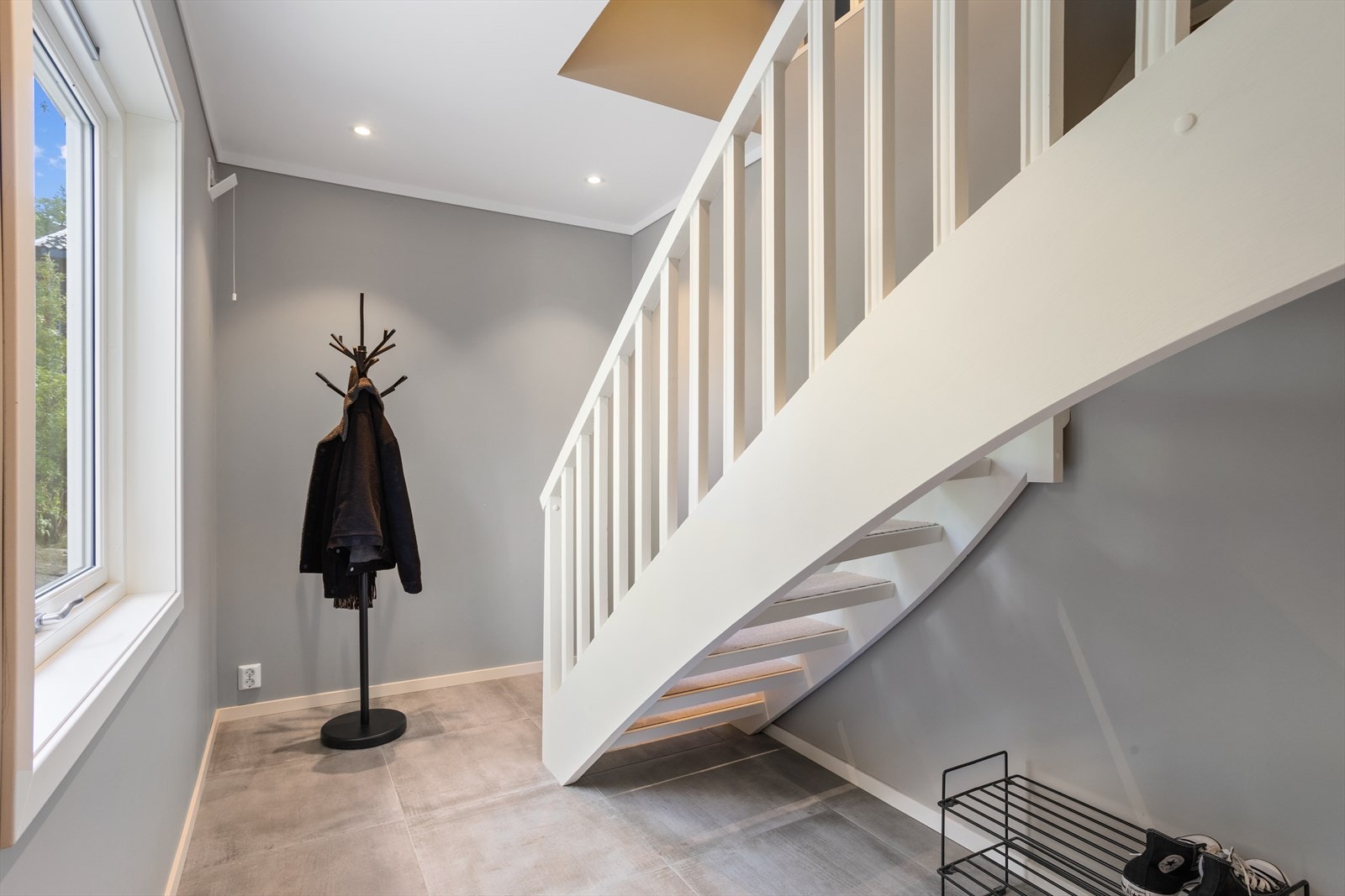 Vel innenfor husets hovedinngangsdør i 1. etasje, blir man møtt av en hyggelig L-formet entre og gang. Galleribilde