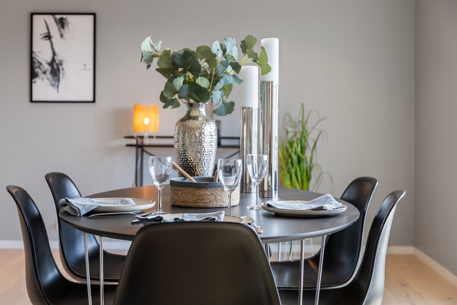 Den mest naturlige plasseringen av hjemmets spisestue ligger nærmest kjøkkenåpningen hvor det er plass til spisestuebord hvor man kan samle familie og venner til hyggelig samvær. Galleribilde