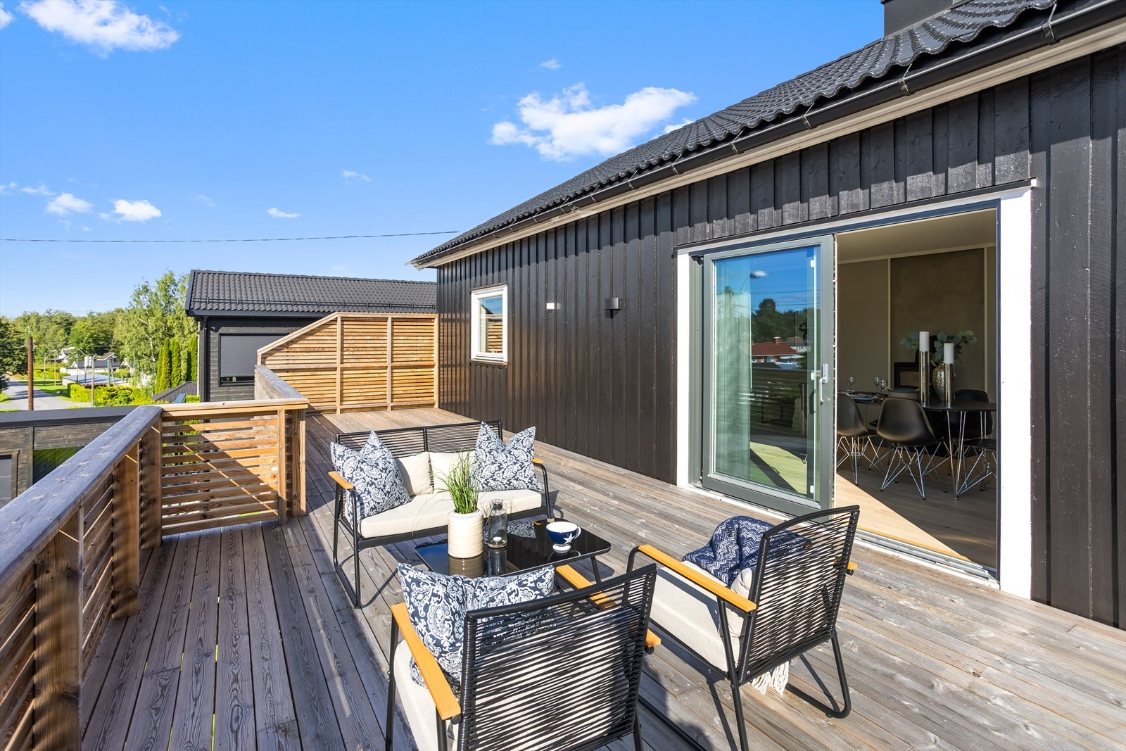 Fra stuen i 1. etasje er det tilgang til stor, nyere treterrasse fra 2022. Galleribilde