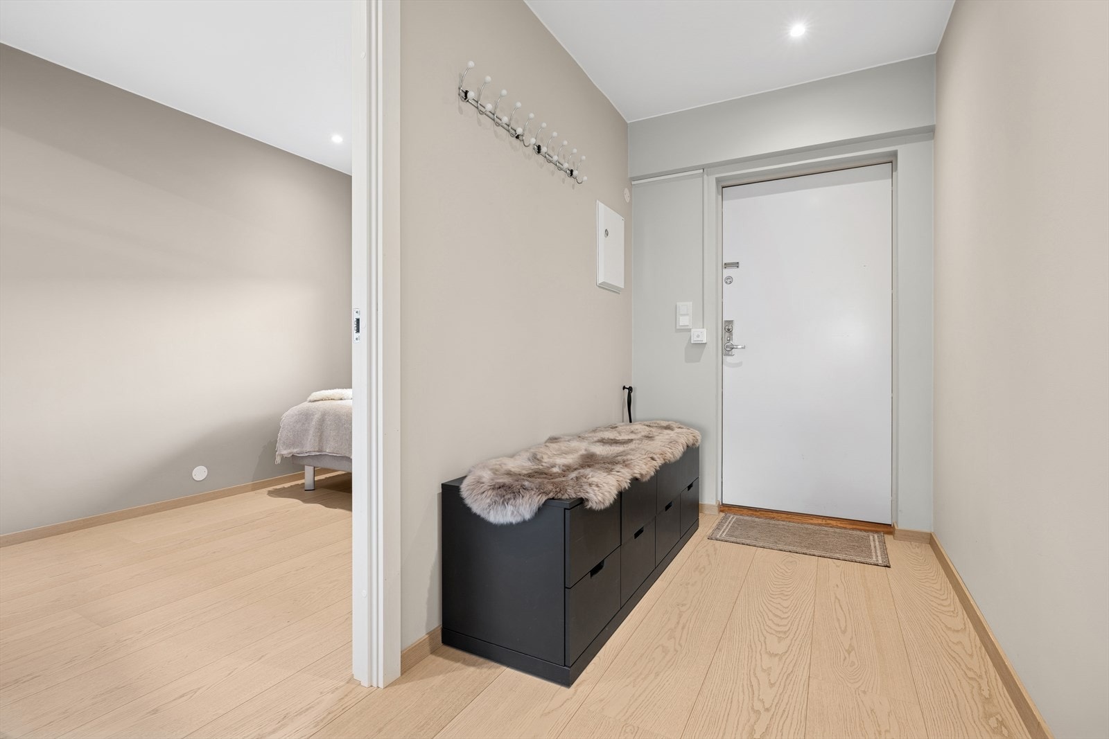 Velkommen inn i en lys og romslig entré med god plass til yttertøy. Galleribilde