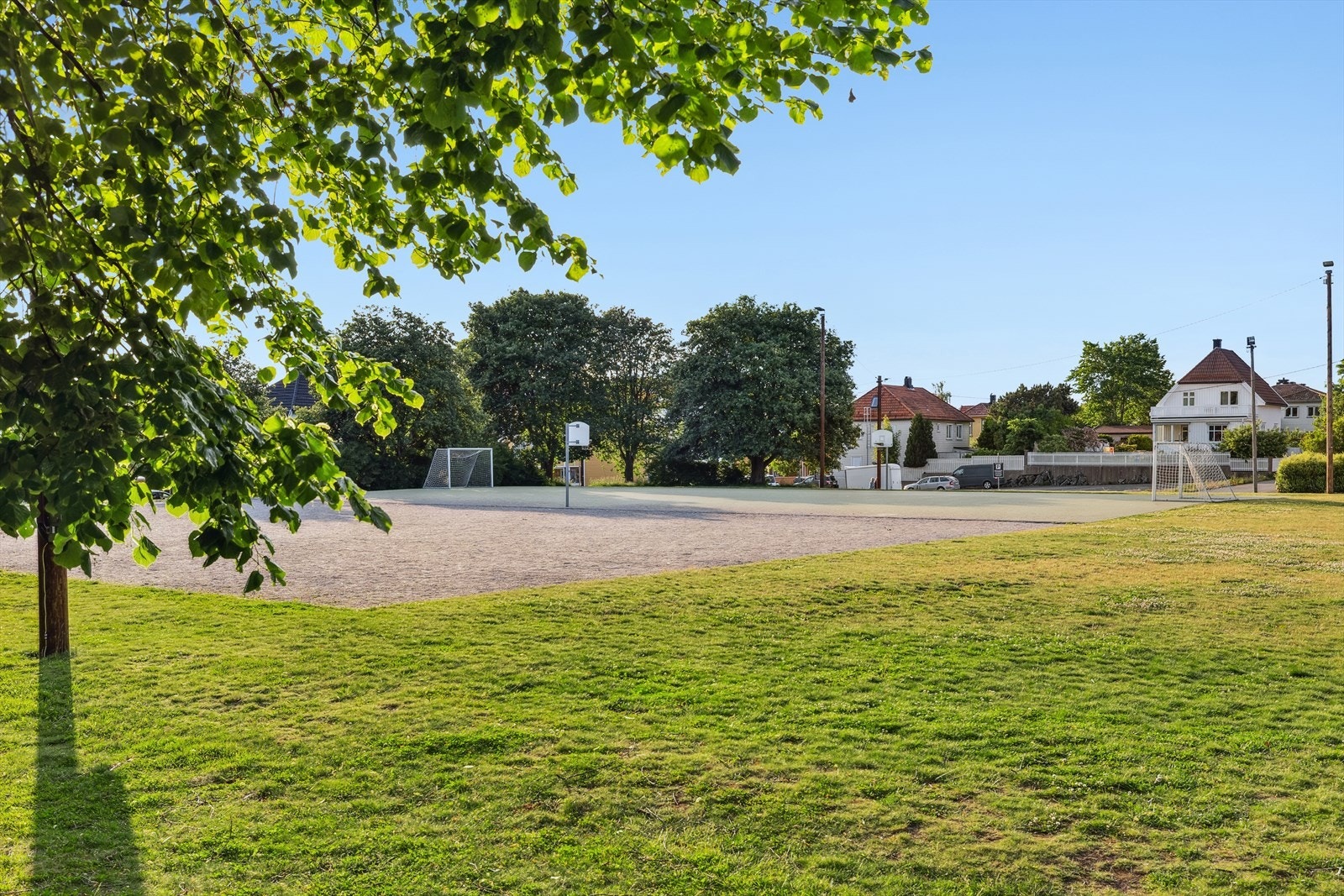 Kort gange til grusbane på Skarmyra, skole og barnehage. Galleribilde