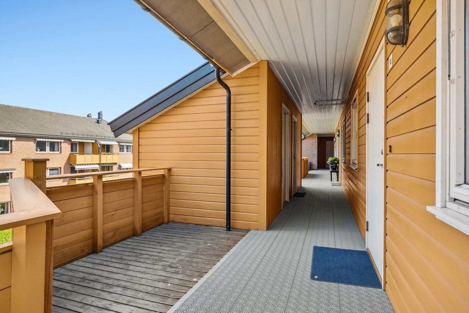 Det er plass til utemøblement ved inngangspartiet. Til venstre ser du boden på ca. 5 kvm. Galleribilde