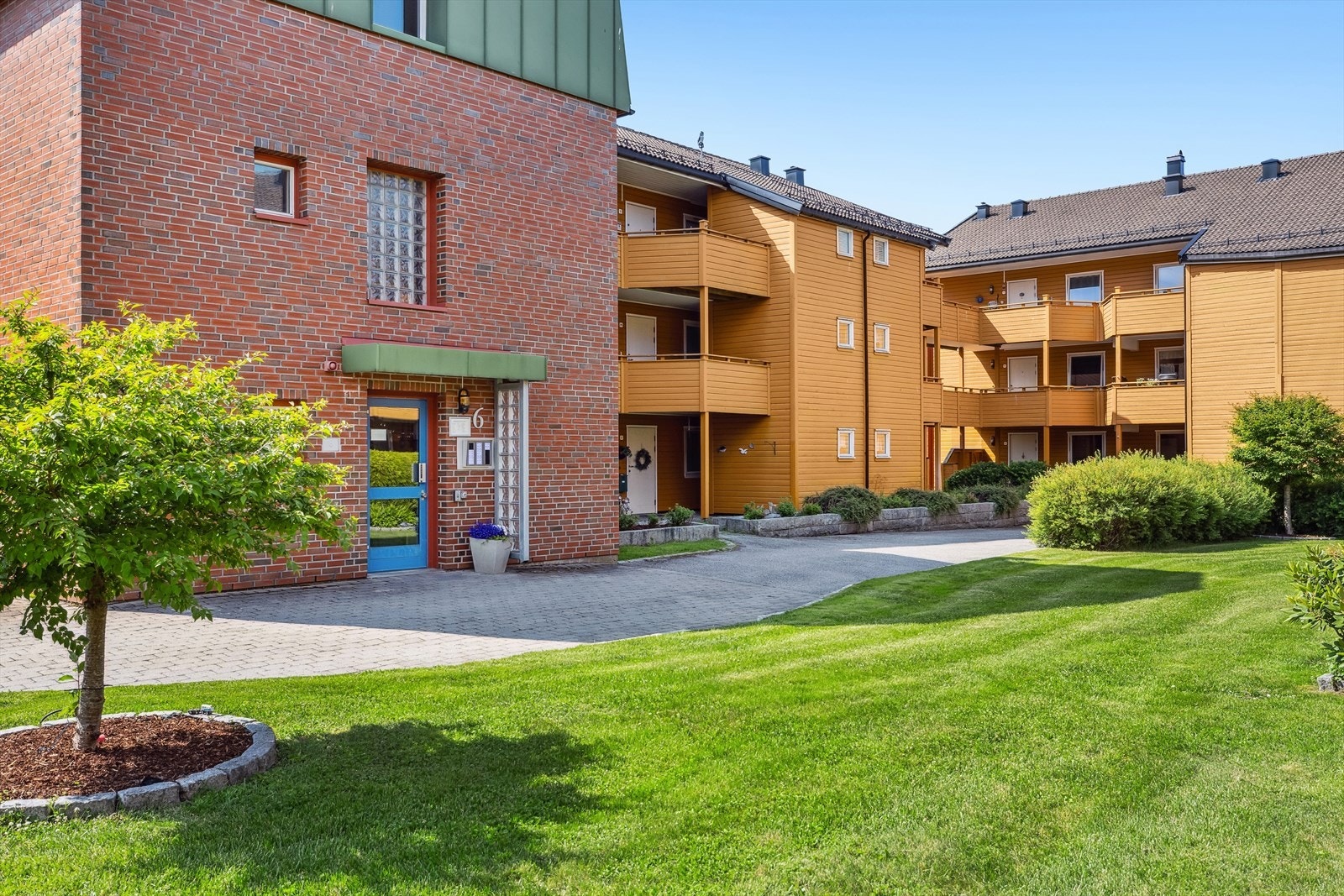 Koselige fellesarealer. Det er heis fra både garasjen og ved hovedinngang. Galleribilde