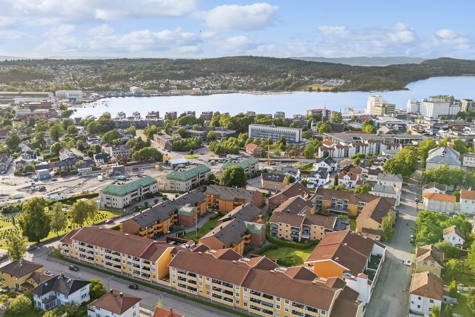 Hyggelig bakgård i sameiet. Kort gange til sjø og sentrum! Galleribilde