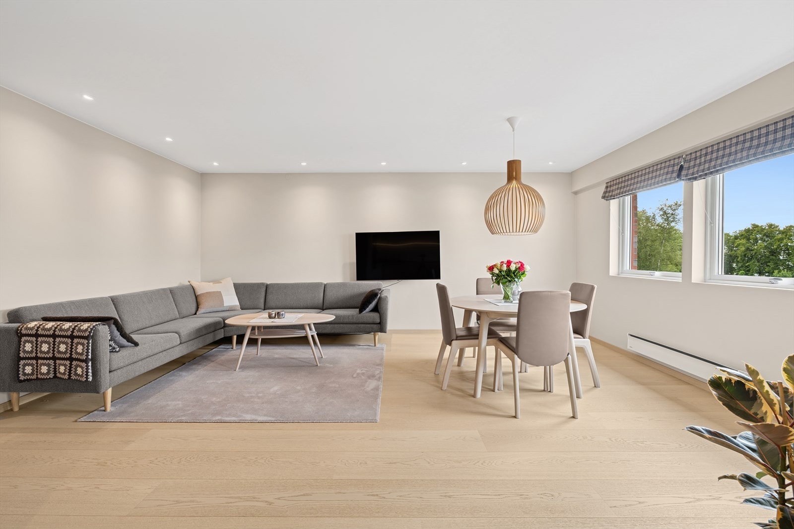 Stuen er romslig med god plass til både spisebord og sofa-hjørne. Galleribilde