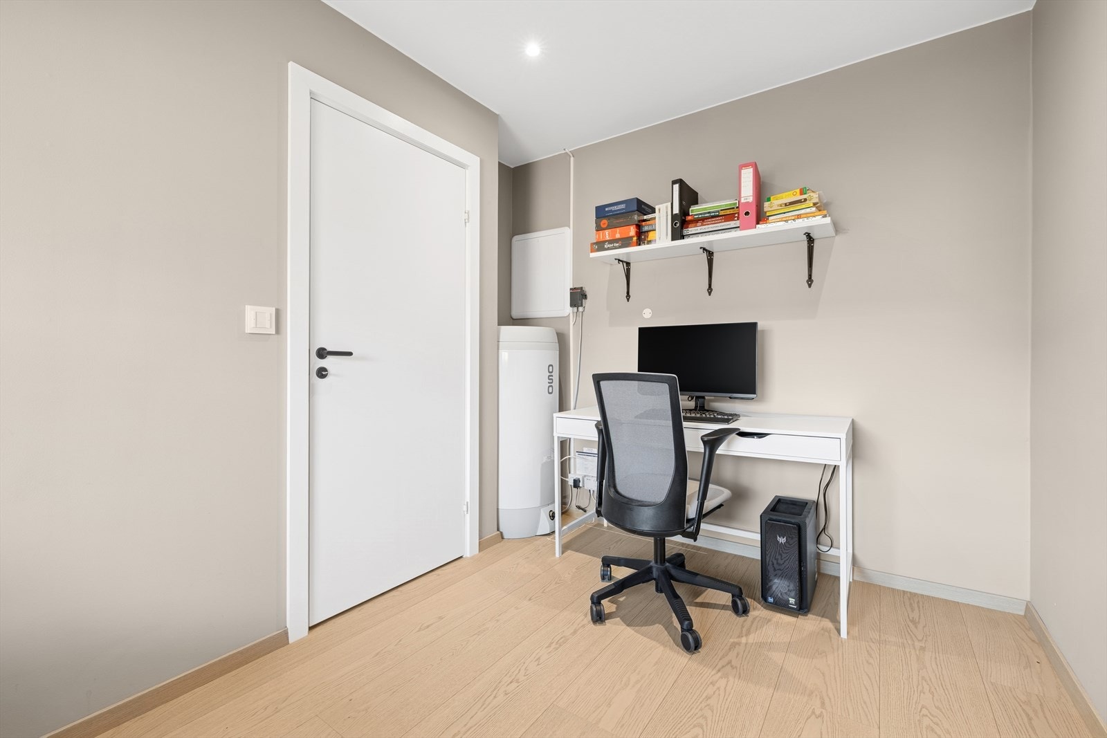 Her har du fint plass til arbeidspulten, klesskap, kommode, etc. Galleribilde