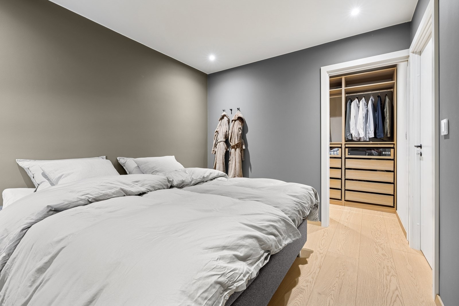Velkommen til hovedsoverommet. Det er av god størrelse, fine farger, spotter i taket og et eget walk-in closet! Galleribilde