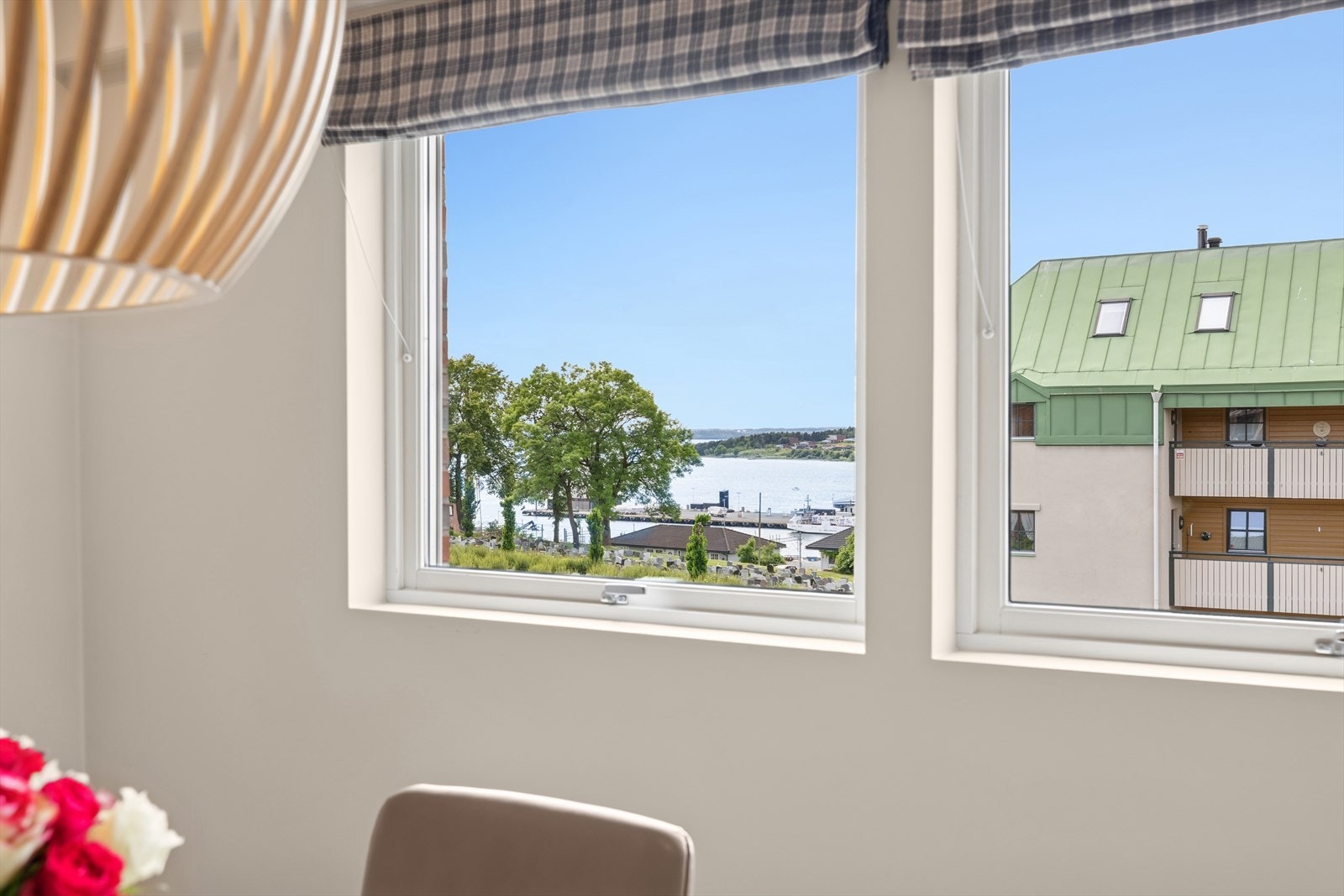 Flott utsikt ut mot sjøen fra spisebordet. Vinduene har solskjerming. Galleribilde