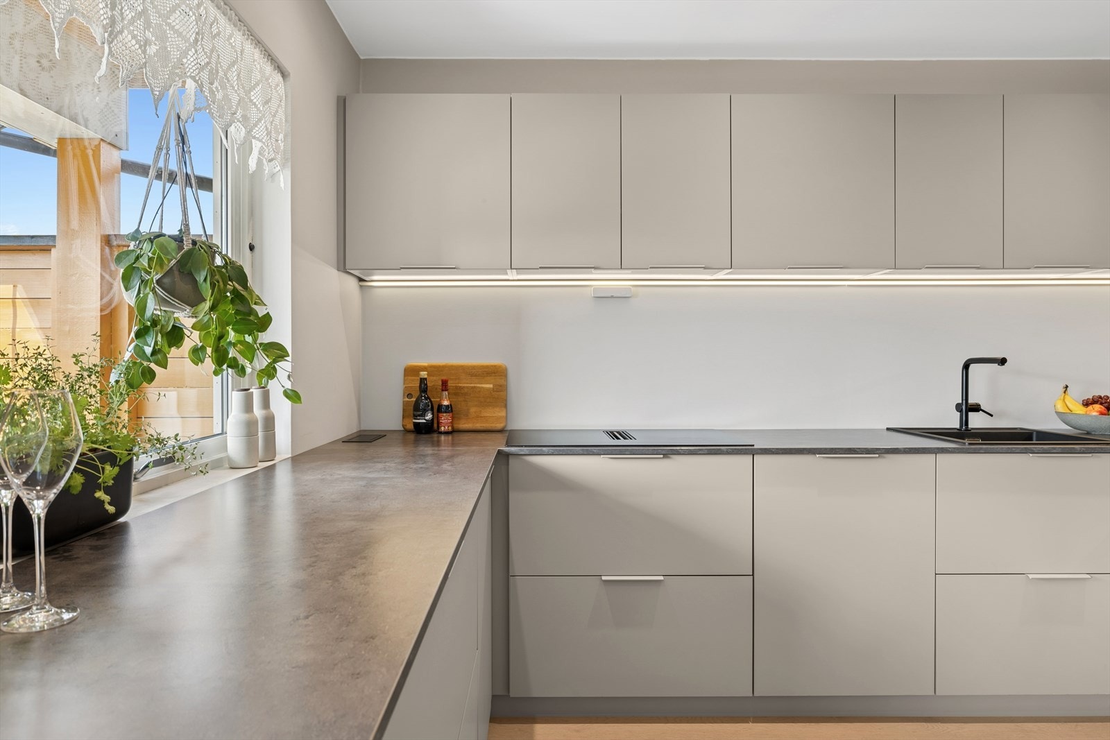 Vakre slette fronter, samt stor benkeplate av laminat. Galleribilde