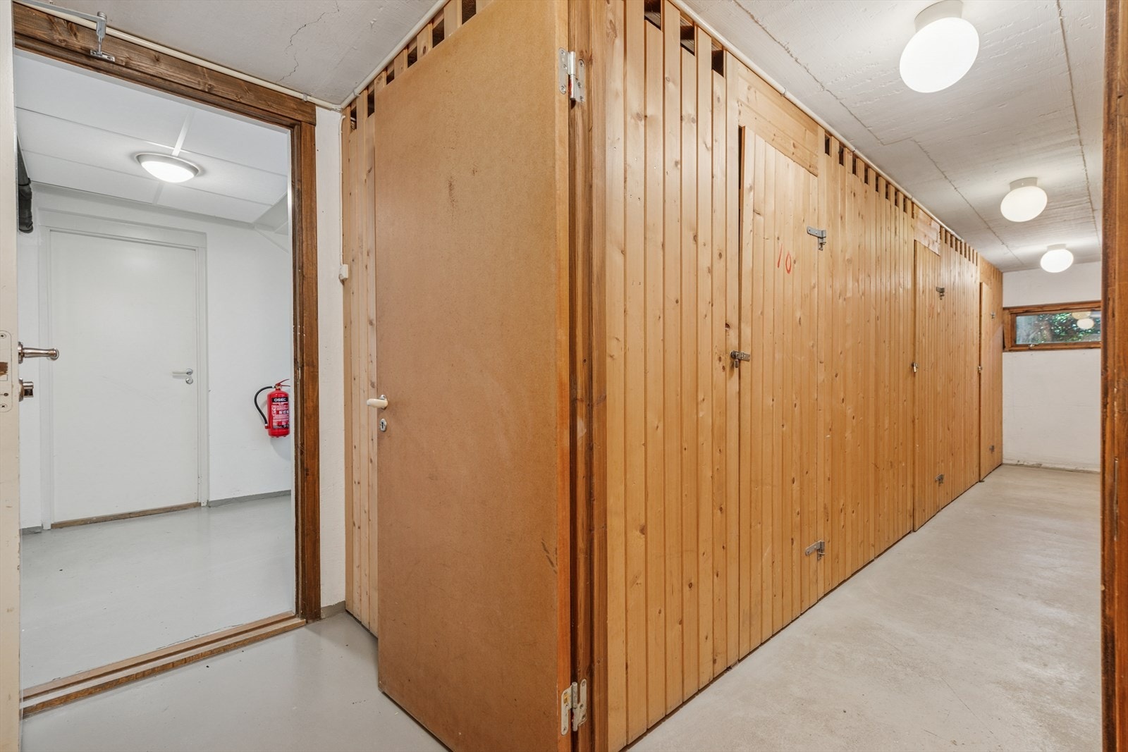 Leiligheten disponerer en bod i kjeller, i tillegg til halvpart av bod-rom i 3.etasje. Det er ikke fremvist bruksrett til bodene. Dette er derfor å anse som fellesareal. Galleribilde