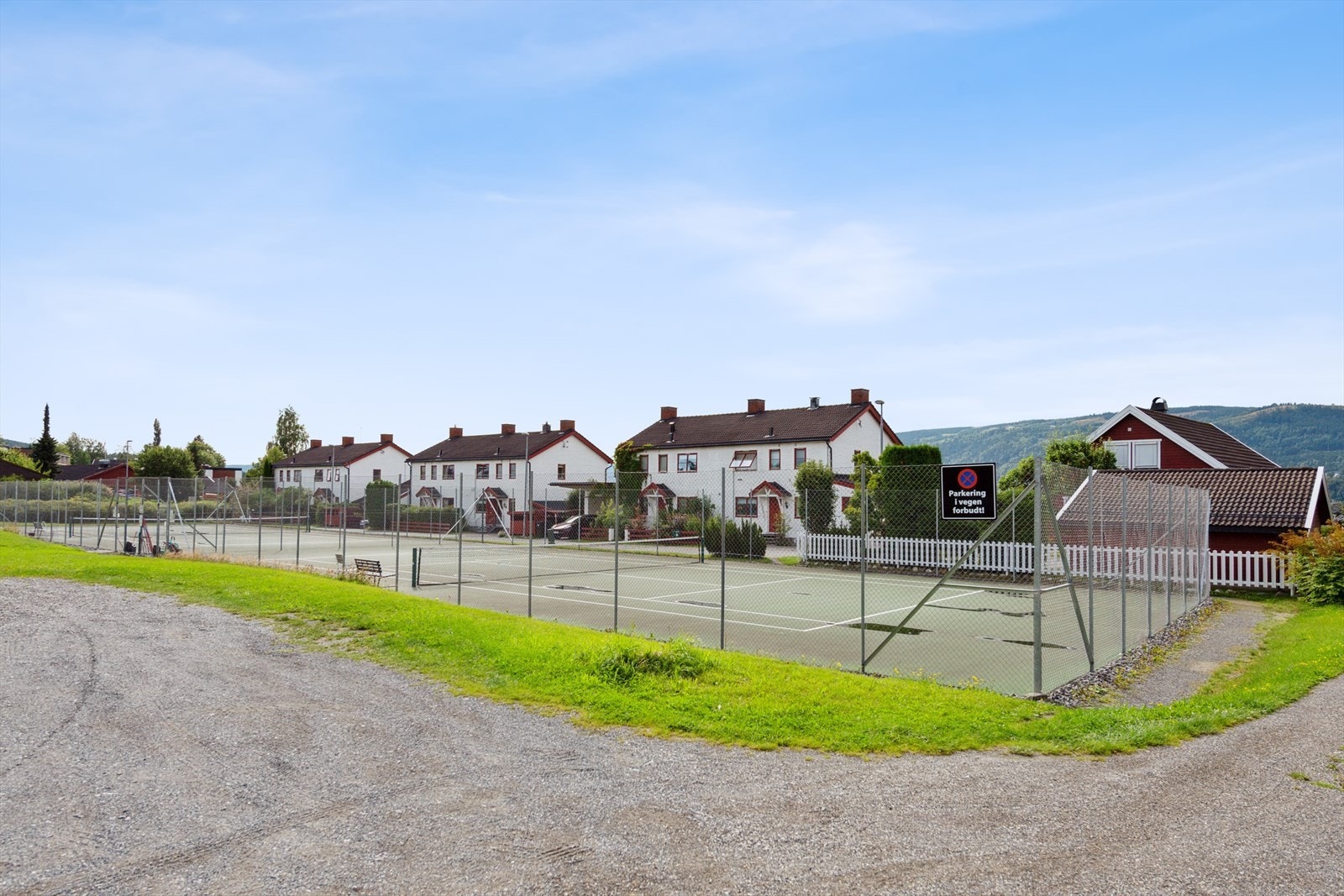 Kort avstand fra leiligheten til tennisbaner på Suttestad. Galleribilde