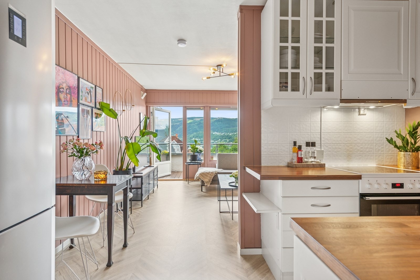 Boligens kjøkken ligger i delvis åpen løsning til stue og har en klassisk innredning med profilerte fronter og benkeplate av laminat med tre-overflate. Galleribilde