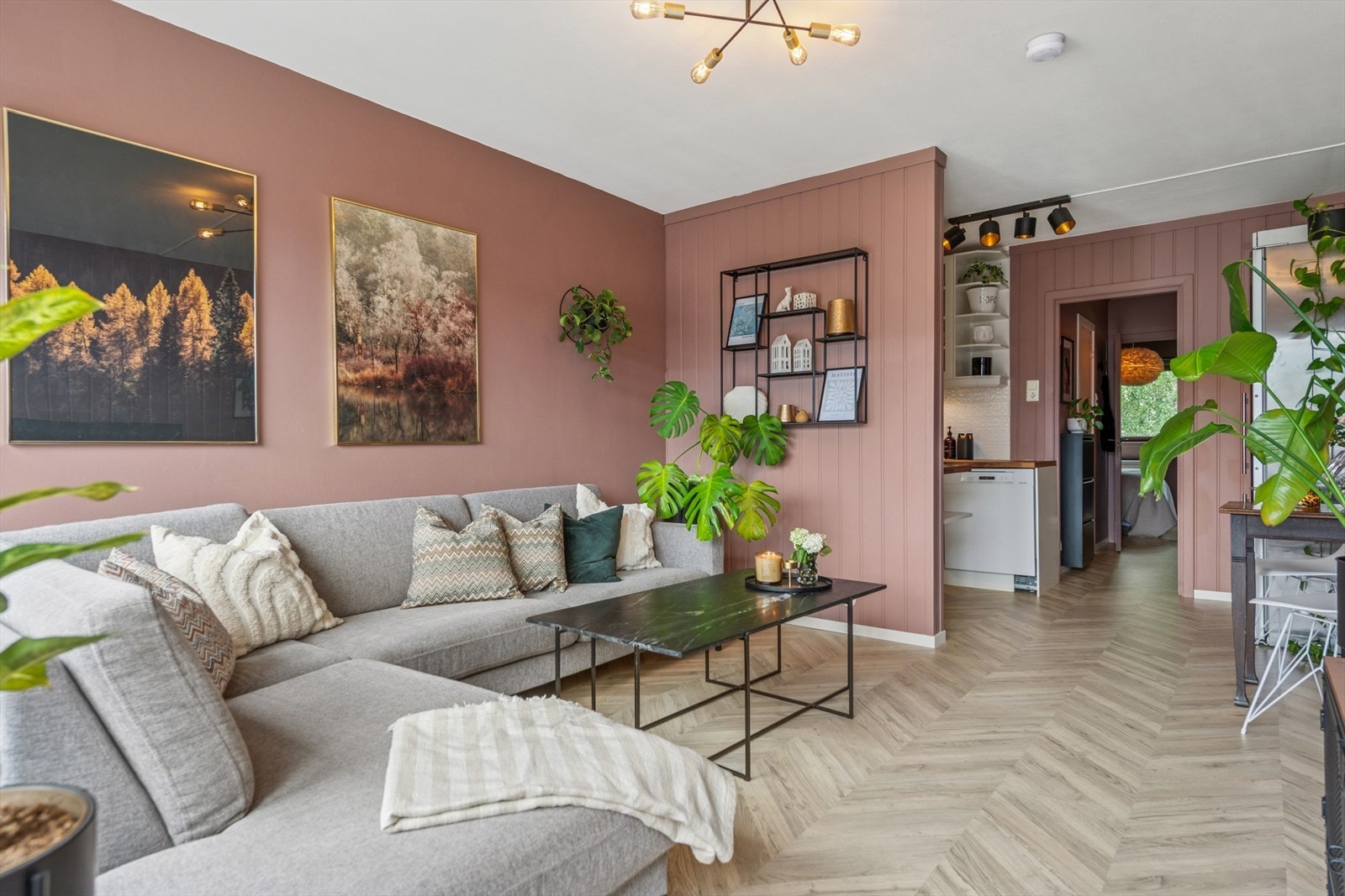 Delikat stue malt i moderne fargevalg og med lekker fiskebeinsmønster på gulv fra 2025. Galleribilde