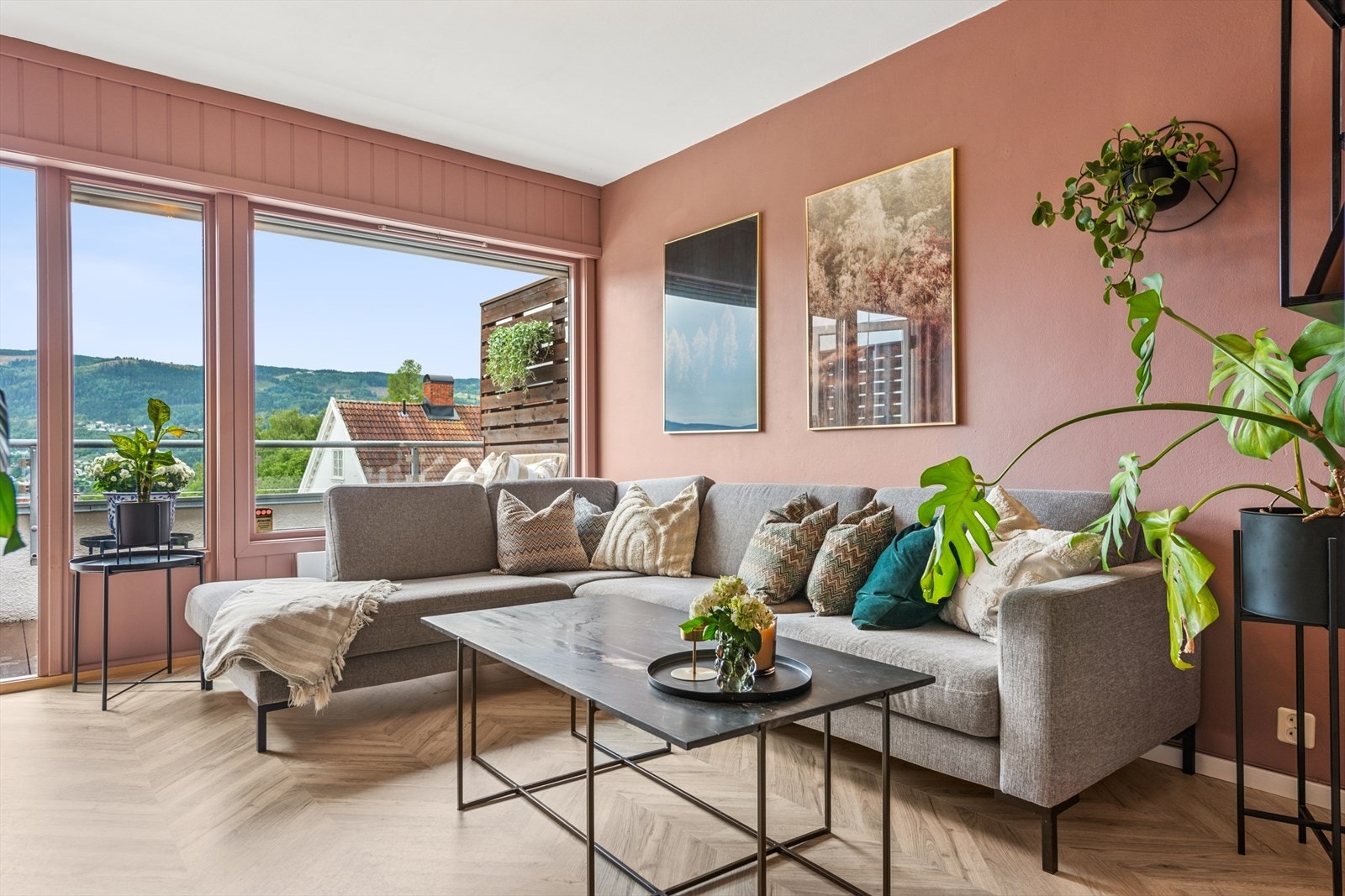 Godt lysinnslipp og fint utsyn fra sofakroken. Galleribilde