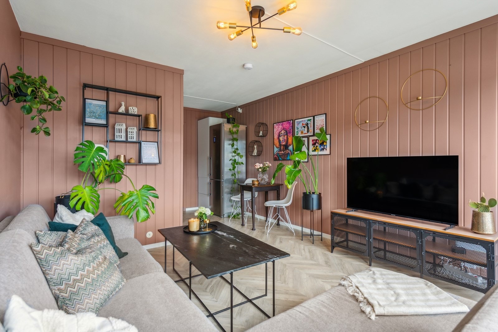 Her er det plass til sofaløsning og TV-møblement. Galleribilde