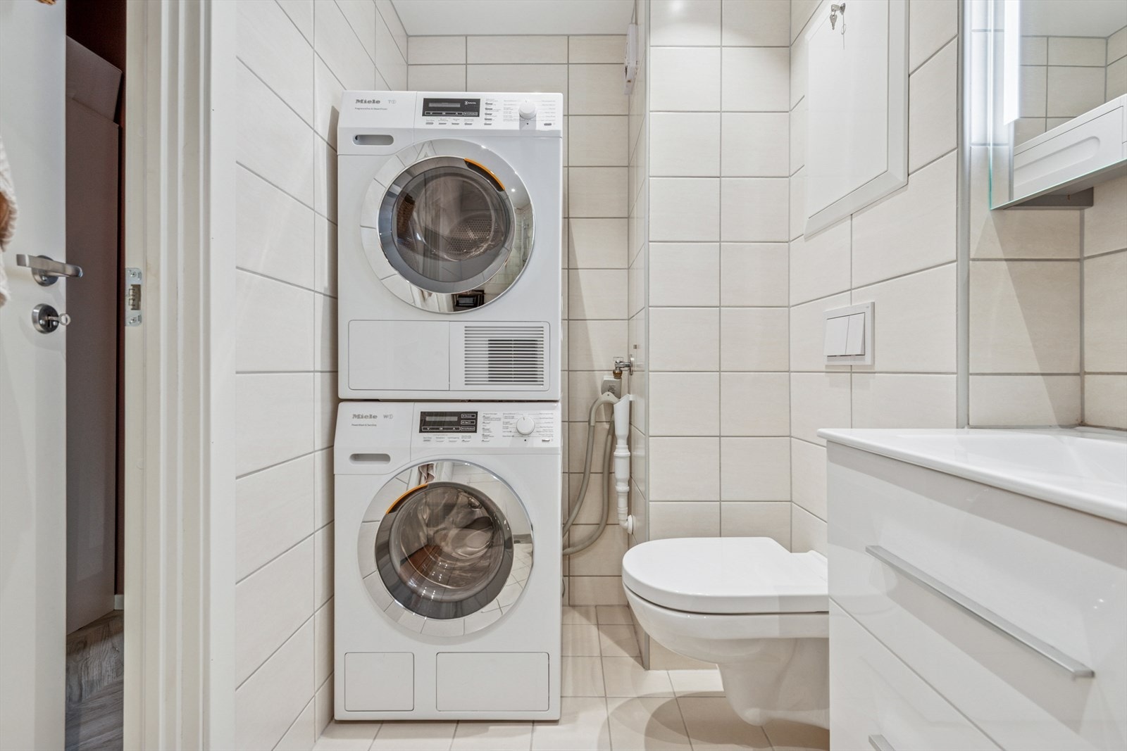 Badet ble pusset opp i 2021. Opplegg for vaskemaskin. Galleribilde