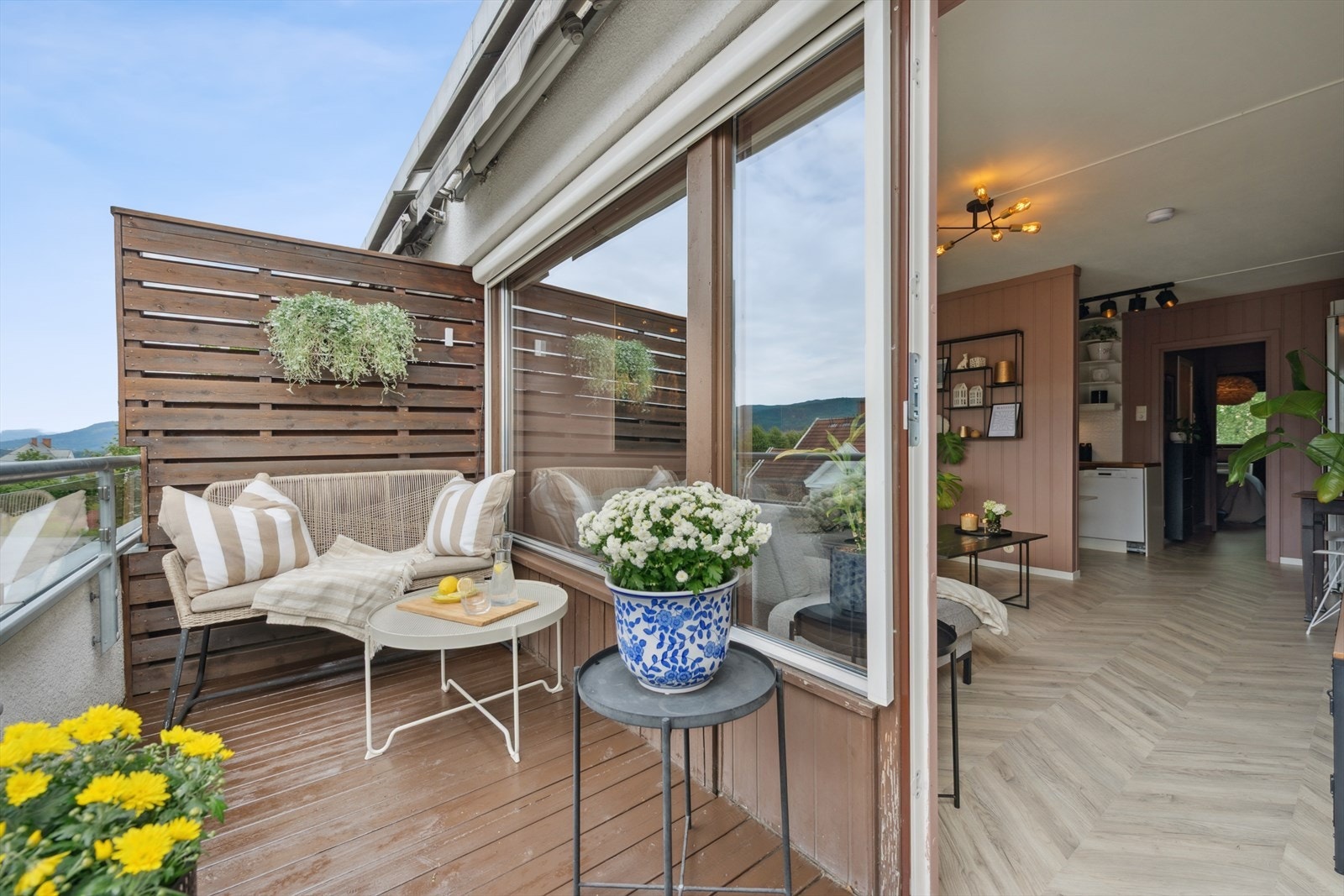 Direkte utgang til herlig vestvendt veranda fra boligens stue. Galleribilde