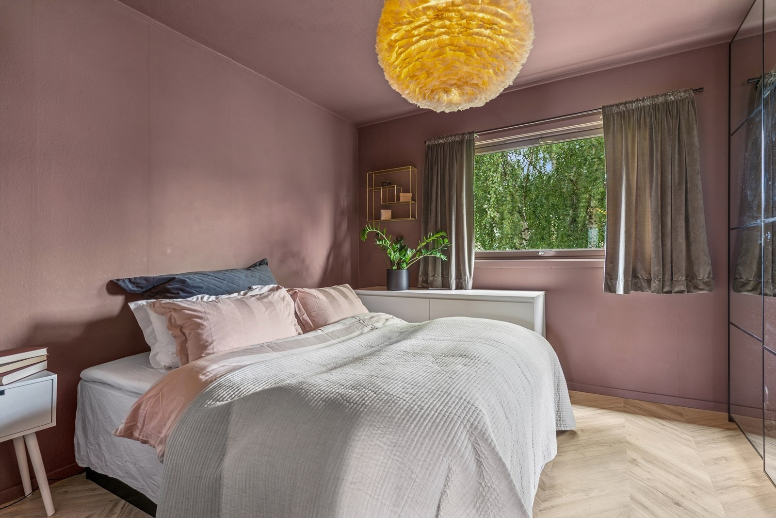 Boligen inneholder ett soverom. Rommet er malt i en mørk, behagelig farge på både vegger og himling som skaper en lun atmosfære og legger til rette for en god natts søvn. Galleribilde