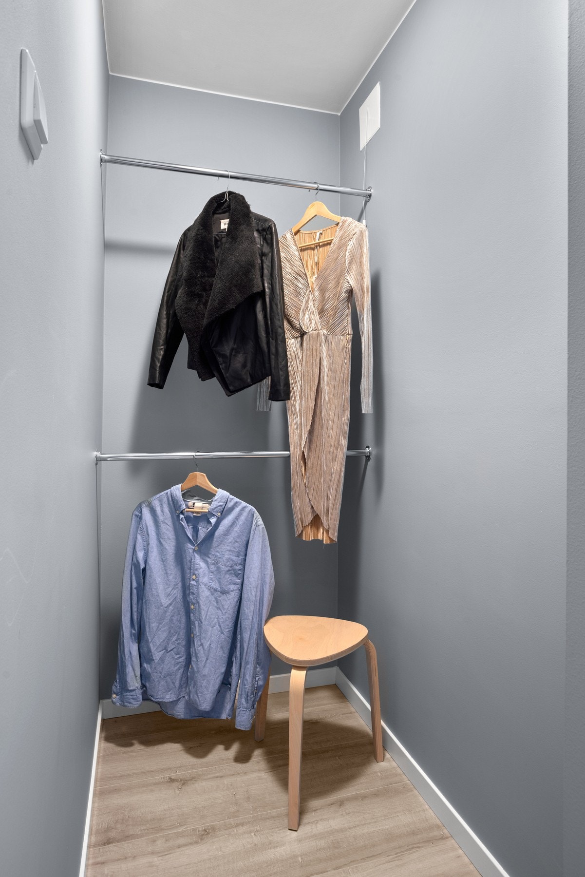 I den ene enden av soverommet er det en liten garderobenisje hvor det er perfekt å lage walk-in-closet (byggemeldt som bod) Galleribilde