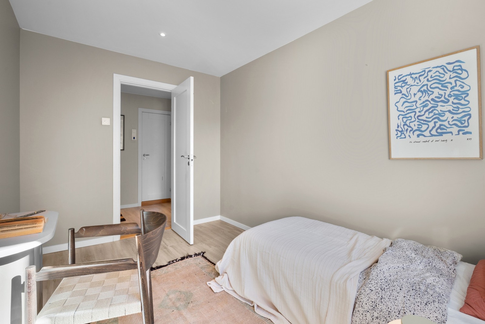 Begge soverommene har laminat på gulv, glatte, malte flater på vegg og downlights i tak Galleribilde