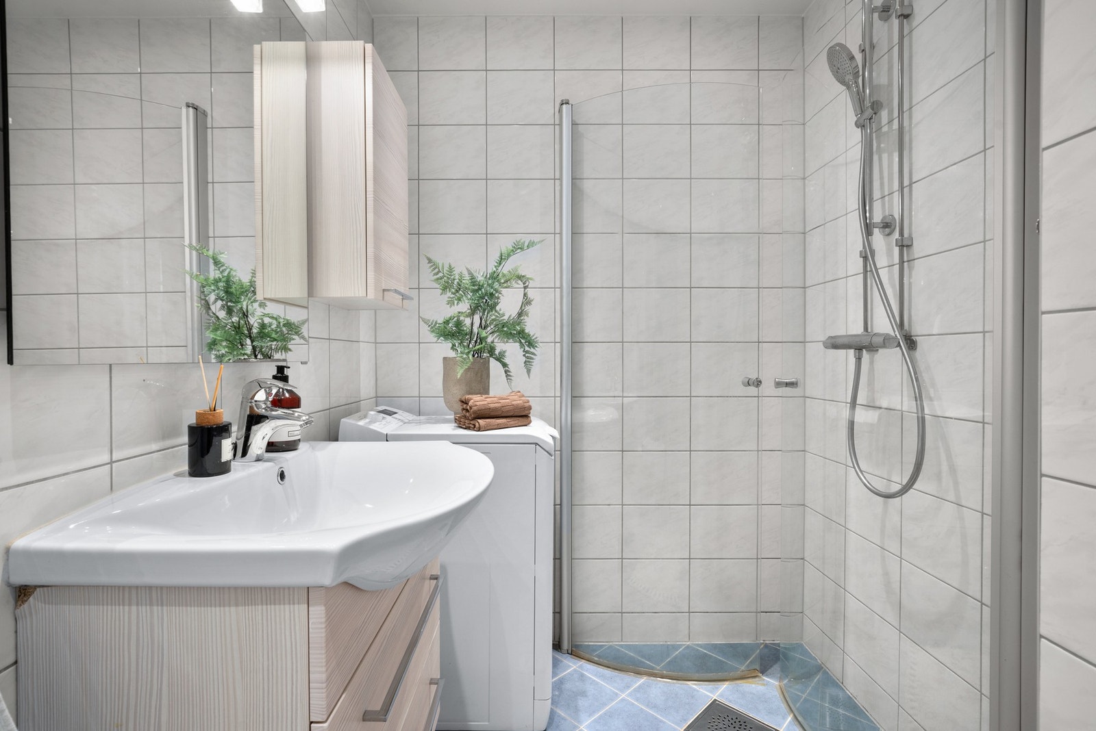 Badet har varmekabler i gulv, downights i tak og opplegg for vaskemaskin (vaskemaskin medfølger) Galleribilde