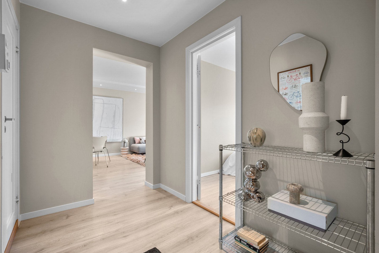 Entréen har laminat på gulv, glatte malte veggflater, varmefolie i gulv og downlights i tak Galleribilde