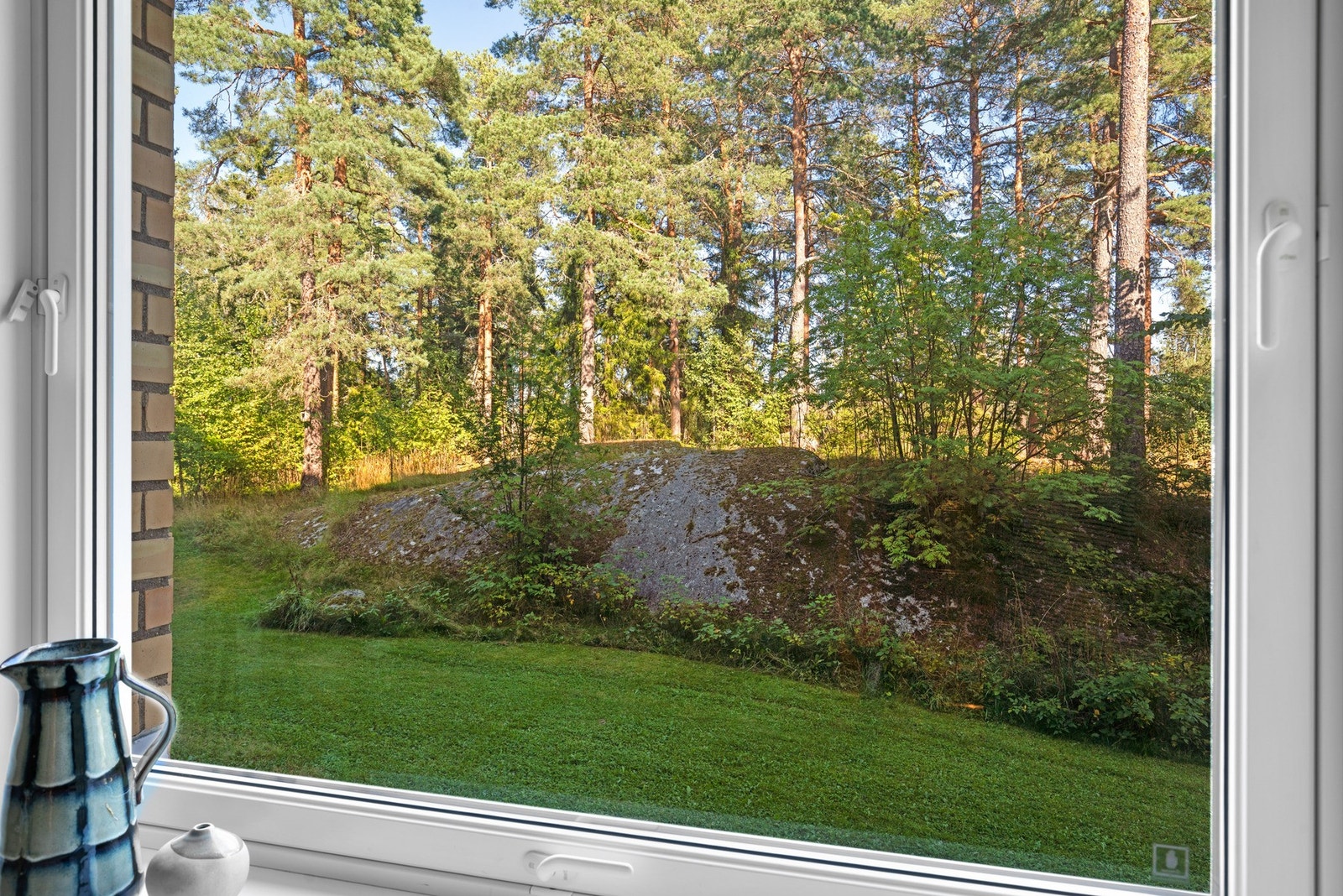 På kjøkkenet har man et stort vindu ut mot skogen som gir idyllisk utsyn og ingen innsyn Galleribilde