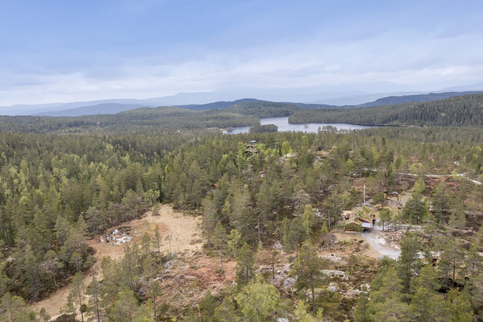 Fra eiendommen er det nærhet til flotte turområder og fiskevann. Galleribilde