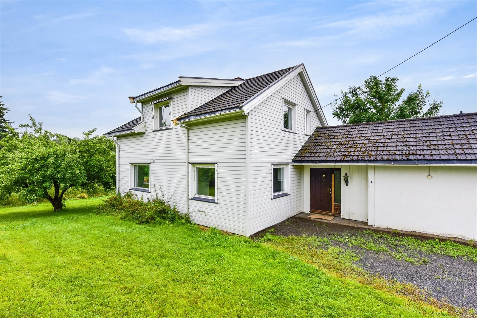 Huset går over to etasjer og inneholder bl.a. to stuer, to bad, kjøkken og 5 soverom Galleribilde